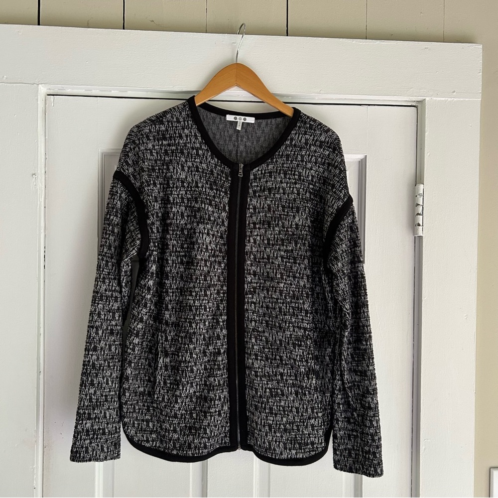 Three Dot Black and white knit zip front cardigan with side pockets size large